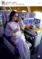 エミレーツのビジネスクラス機内で。左近鈴乃のインスタグラム＠ｓｕｚｕｎｏ＿ｓａｋｏｎ（７月９日付）より