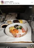 エミレーツのビジネスクラス機内で。左近鈴乃のインスタグラム＠ｓｕｚｕｎｏ＿ｓａｋｏｎ（７月９日付）より