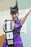 　ベルトを手に笑顔の高城れに