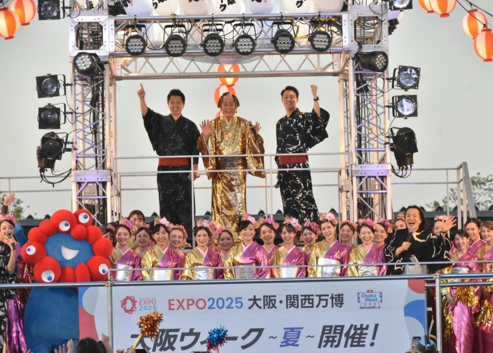 　万博会場でマツケンサンバ２を披露した松平健（中央）。左から吉村洋文大阪府知事、横山英幸大阪市長