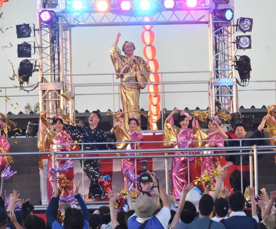 　吉村洋文大阪府知事、横山英幸大阪市長とともに万博会場でマツケンサンバ２を披露した松平健（中央上）