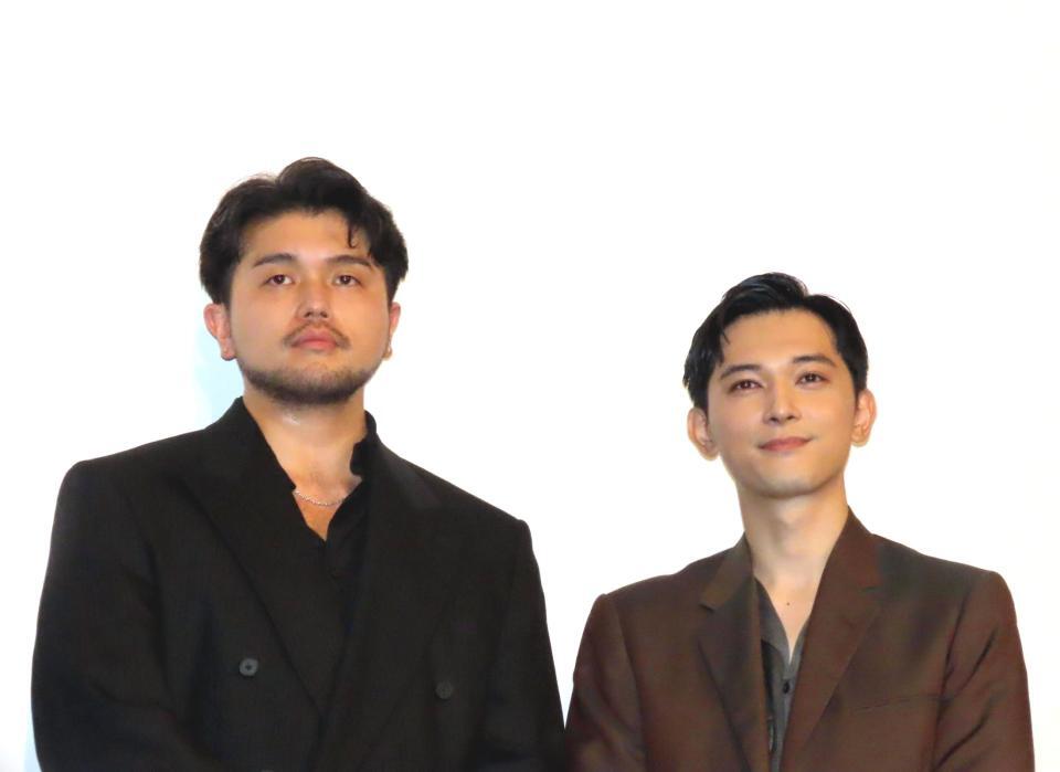 　映画「国宝」特大ヒット記念舞台あいさつに登壇した吉沢亮（右）とＫｉｎｇ　Ｇｎｕ・井口理