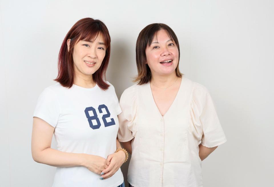 　笑顔を見せる花＊花のおのまきこ（左）とこじまいづみ（撮影・石井剣太郎）