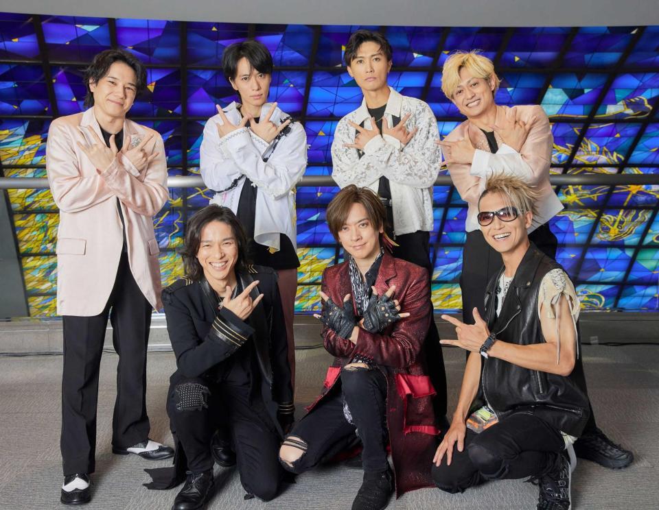 　（後列左から）Ａ．Ｂ．Ｃ－Ｚの五関晃一、戸塚祥太、橋本良亮、塚田僚一と（前列左から）ＢＲＥＡＫＥＲＺのＡＫＩＨＩＤＥ、ＤＡＩＧＯ、ＳＨＩＮＰＥＩ
