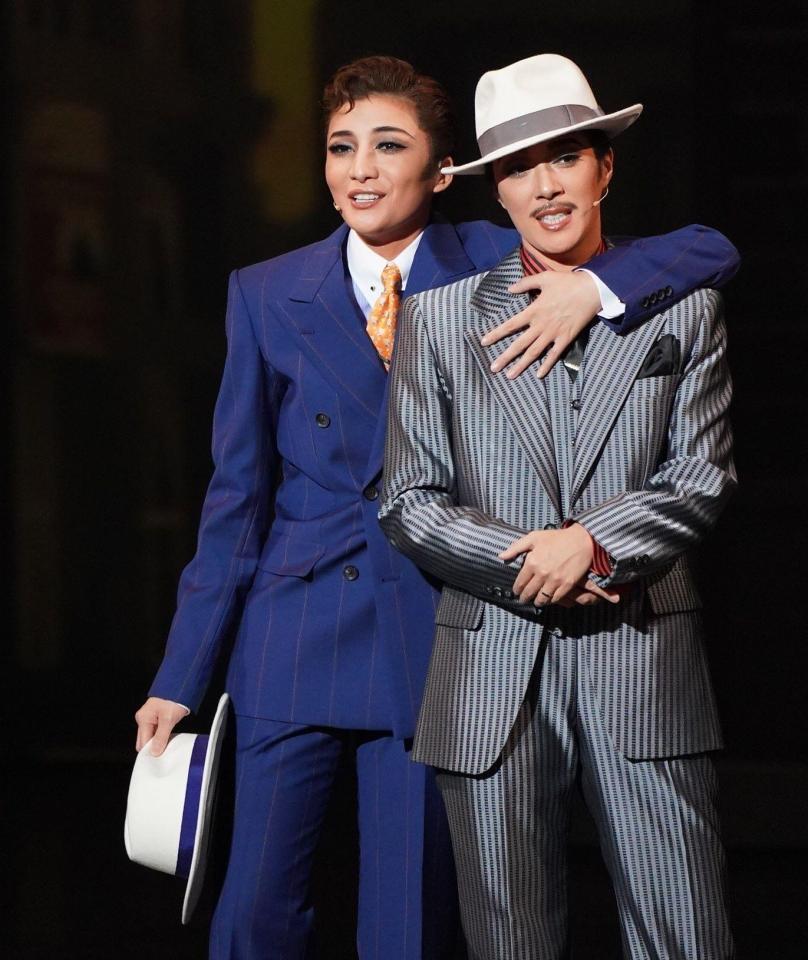 　風間柚乃（右）とのコンビで魅了する鳳月杏（中央）＝撮影・高部洋祐