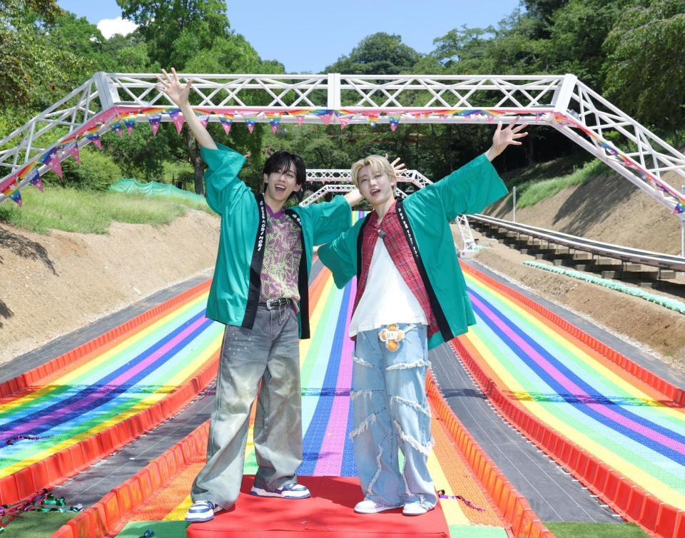 　「マジカルウェーブ」のオープニングイベントに登場した超特急のリョウガ（左）とユーキ（撮影・西岡正）