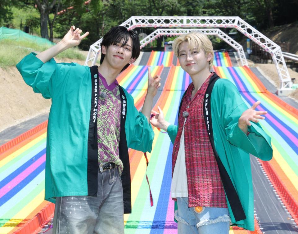 　「マジカルウェーブ」のオープニングイベントに登場した超特急のリョウガ（左）とユーキ（撮影・西岡正）