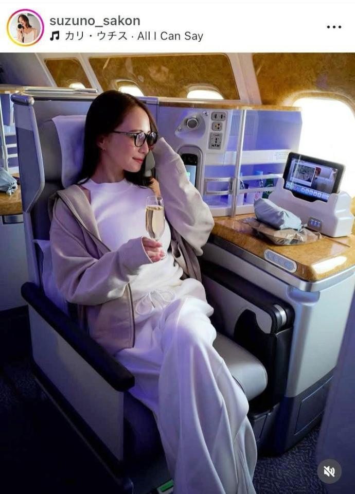 エミレーツのビジネスクラス機内で。左近鈴乃のインスタグラム＠ｓｕｚｕｎｏ＿ｓａｋｏｎ（７月９日付）より
