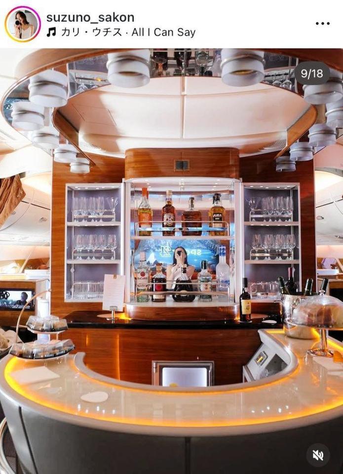 エミレーツのビジネスクラス機内にはバーカウンターも。左近鈴乃のインスタグラム＠ｓｕｚｕｎｏ＿ｓａｋｏｎ（７月９日付）より