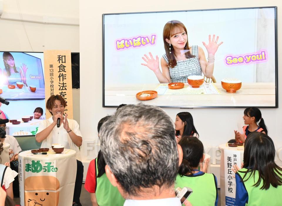 　妻・辻希美が映像でサプライズ登場し、驚く杉浦太陽（左）＝撮影・高部洋祐