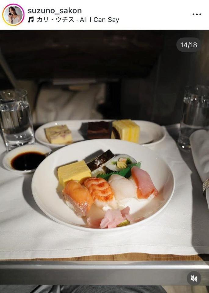 エミレーツのビジネスクラス機内で。左近鈴乃のインスタグラム＠ｓｕｚｕｎｏ＿ｓａｋｏｎ（７月９日付）より
