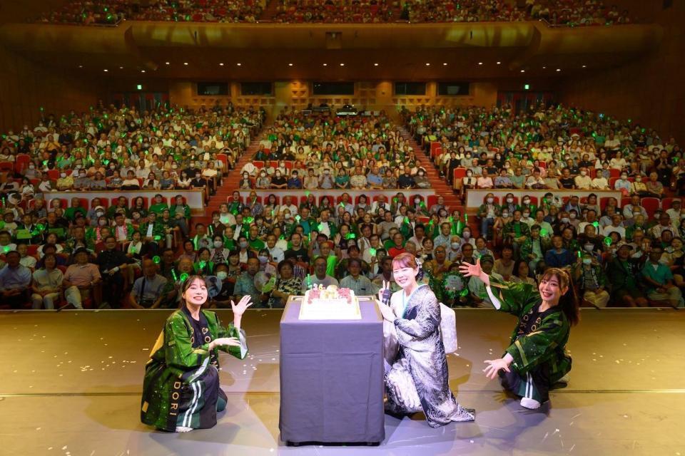 　観客とともに笑顔でフォトセッションした丘みどり（中央）