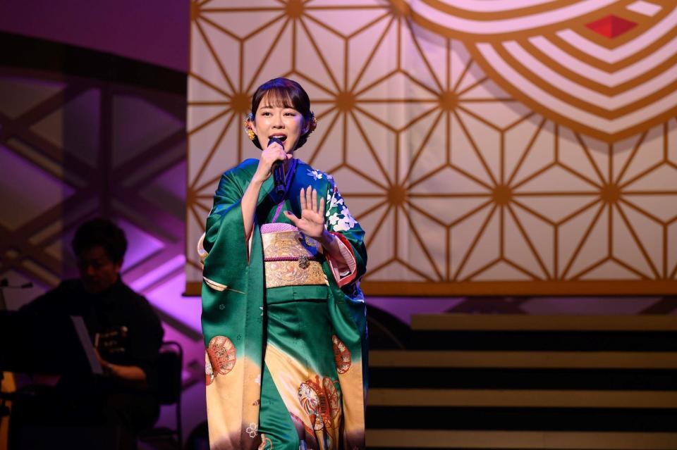 　緑の着物姿で熱唱を繰り広げた丘みどり