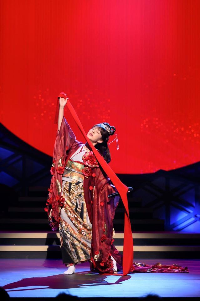 　着物姿で華麗にステージで魅せた丘みどり