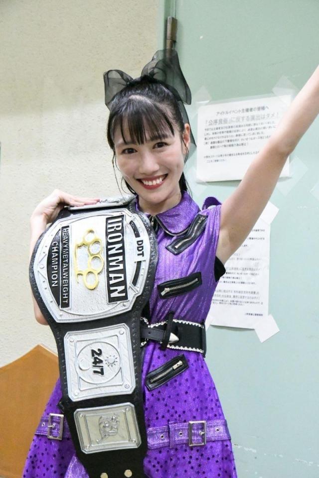 　ベルトを手に笑顔の高城れに