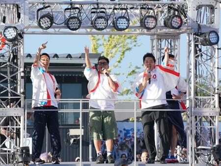 　ステージに立って気勢を上げる（左から）大阪市・横山英幸市長、宮川大輔、大阪府・吉村洋文知事（撮影・高部洋祐）