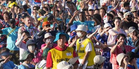 　盆踊りに参加する外国人ら（撮影・高部洋祐）