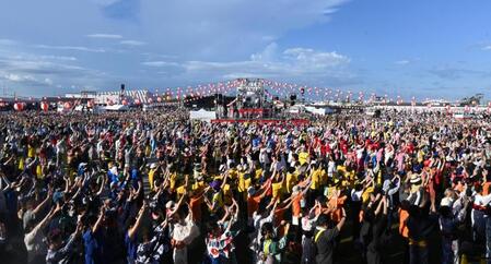 　盆踊りのギネス世界記録に挑戦する参加者ら（撮影・高部洋祐）