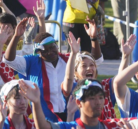 　盆踊りに参加する外国人ら（撮影・高部洋祐）