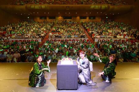 　観客とともに笑顔でフォトセッションした丘みどり（中央）