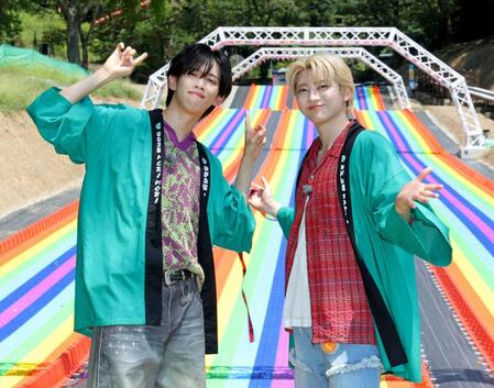 　「マジカルウェーブ」の前でほほ笑む超特急のリョウガ（左）とユーキ（撮影・西岡正）