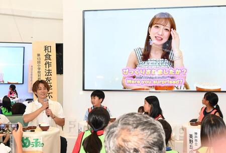 　妻・辻希美が映像でサプライズ登場し、驚く杉浦太陽（左）＝撮影・高部洋祐