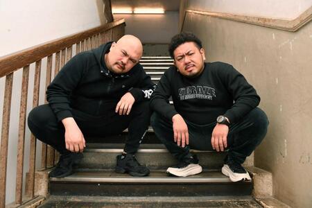 　トレードマークの“コワモテ”でポーズを決める鬼越トマホークの良ちゃん（左）と金ちゃん（撮影・開出牧）