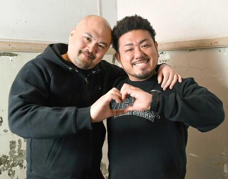 　仲良くハートポーズを決める、おちゃめな一面もある鬼越トマホークの良ちゃん（左）と金ちゃん（撮影・開出牧）