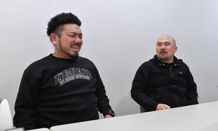 　インタビュー中も毒舌トークで笑いを誘う鬼越トマホークの金ちゃん（左）と良ちゃん（撮影・開出牧）
