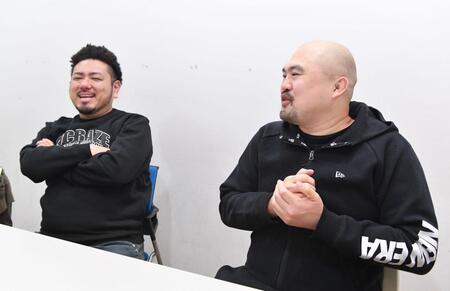 　インタビュー中も毒舌トークで笑いを誘う鬼越トマホークの良ちゃん（右）と金ちゃん（撮影・開出牧）