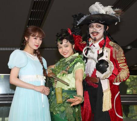 　ポーズを決める（左から）山口乃々華、山﨑玲奈、石井一孝（撮影・金田祐二）