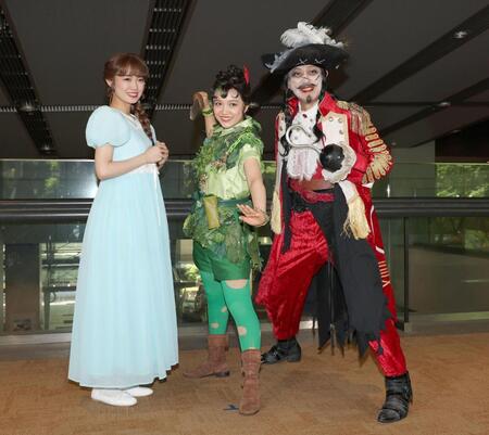 　ポーズを決める（左から）山口乃々華、山﨑玲奈、石井一孝（撮影・金田祐二）