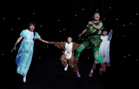 　宙を舞う山﨑玲奈（撮影・金田祐二）