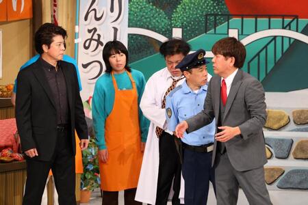 　コントで迫真の演技を見せる上川隆也（左）