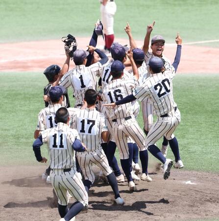 　１４年ぶり２度目の甲子園出場を決めた東大阪大柏原ナイン（撮影・中田匡峻）