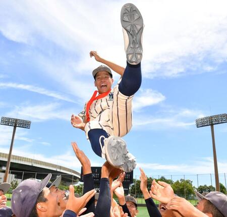 　胴上げされる東大阪大柏原・英賀真陽（撮影・中田匡峻）