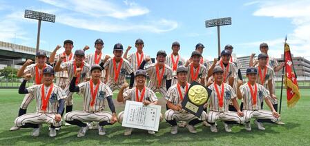 　１４年ぶり２度目の夏の甲子園出場を決め、笑顔を見せる東大阪大柏原ナイン（撮影・中田匡峻）