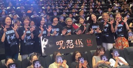 　トシオくんのうちわを持つ観客と撮影に応じた（左から）吉行由実、三輪明日美、三輪ひとみ、柳憂怜、清水崇監督、藤貴子、大家由祐子、松山鷹志、藤井かほり