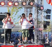 　ステージに立って盆踊りを踊る（左から）大阪府・吉村洋文知事、宮川大輔ら（撮影・高部洋祐）