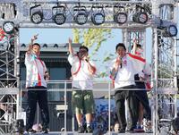 　ステージに立って気勢を上げる（左から）大阪市・横山英幸市長、宮川大輔、大阪府・吉村洋文知事（撮影・高部洋祐）