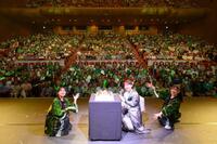 　観客とともに笑顔でフォトセッションした丘みどり（中央）