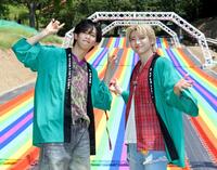 　「マジカルウェーブ」の前でほほ笑む超特急のリョウガ（左）とユーキ（撮影・西岡正）