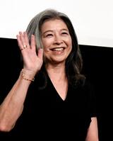 　客席に手を振る石田えり（撮影・佐藤厚）