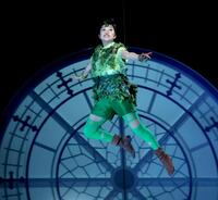 　宙を舞う山﨑玲奈（撮影・金田祐二）