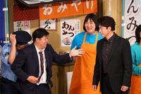 　上川隆也（右）の目力の強さに思わず驚く守谷日和（左）