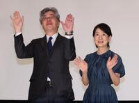 　丸の内ＴＯＥＩのグランドフィナーレにサプライズ登場し東映・吉村文雄社長と笑顔で手を振る吉永小百合（撮影・金田祐二）
