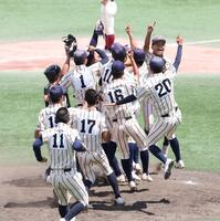 　１４年ぶり２度目の甲子園出場を決めた東大阪大柏原ナイン（撮影・中田匡峻）