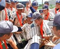 　ナインから胴上げされた東大阪大柏原・土井健大監督（中央）＝撮影・中田匡峻