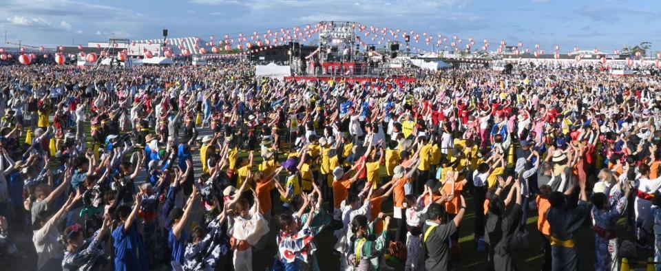 　盆踊りのギネス世界記録に挑戦する参加者ら（撮影・高部洋祐）