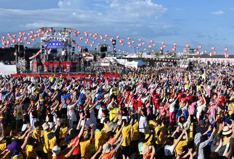 　盆踊りのギネス世界記録に挑戦する参加者ら（撮影・高部洋祐）